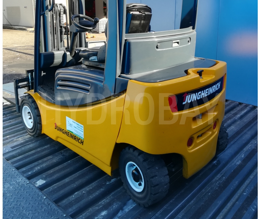 Lavaggio carrelli elevatori: 2 anni senza sostituire l’acqua
